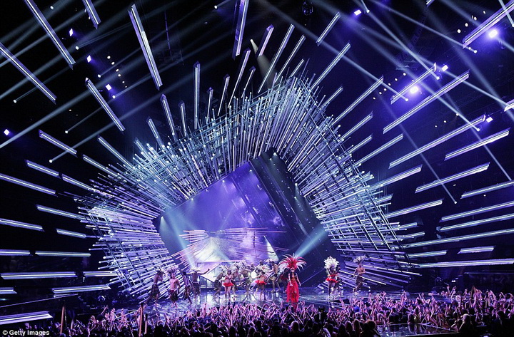 Тейлор Свифт и Никки Минаж устроили грандиозное открытие MTV VMA - ФОТО