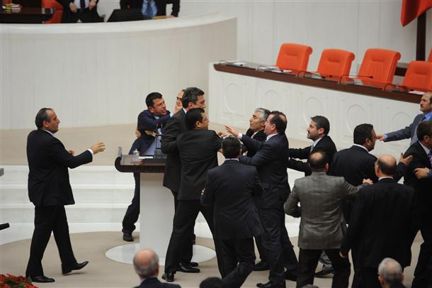 В турецком парламенте подрались депутаты – ФОТО