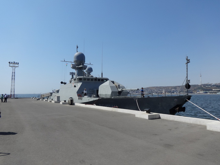 Российские военные корабли у причала Морского вокзала Баку - ФОТО