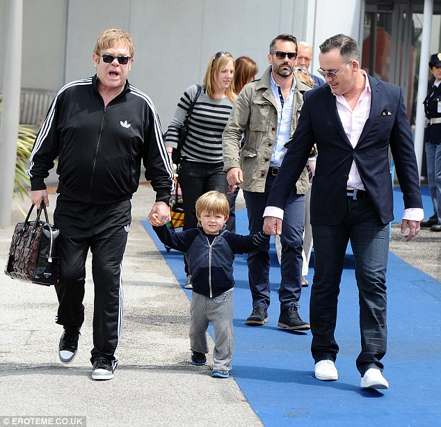 Элтон Джон провел незабываемый отдых с семьей - ФОТО