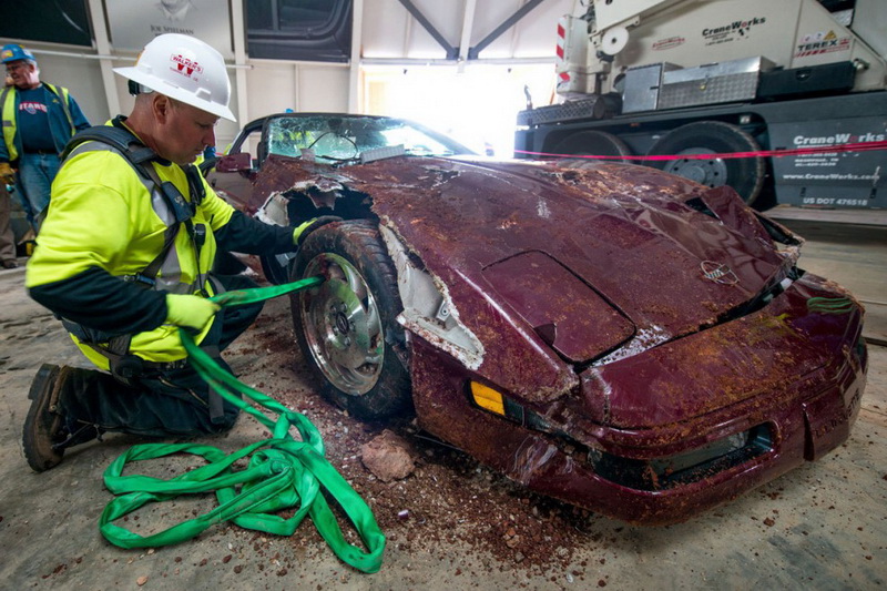 Как музейные “Шевроле” провалились под пол - ФОТОСЕССИЯ