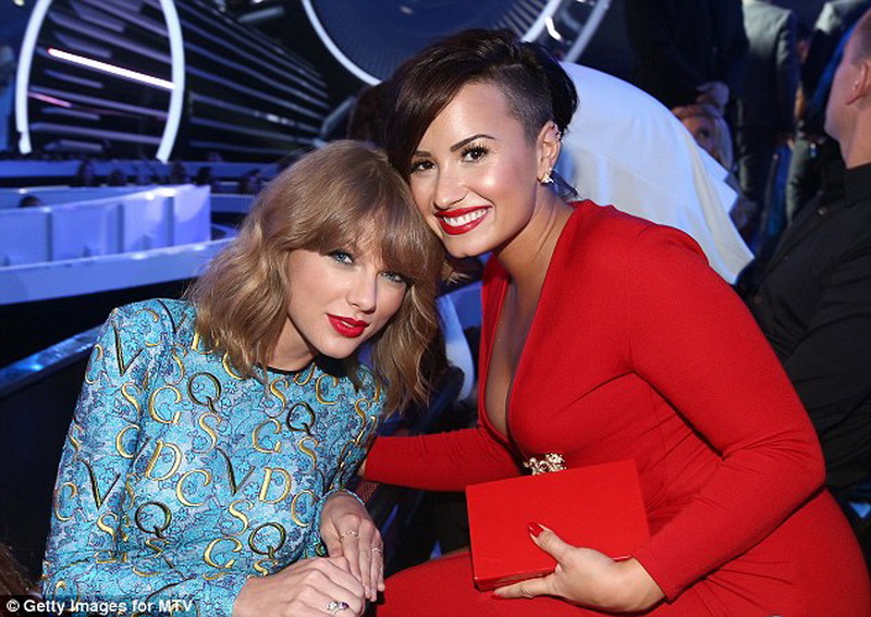 Конфузы, яркие шоу и победители церемонии MTV - ФОТО