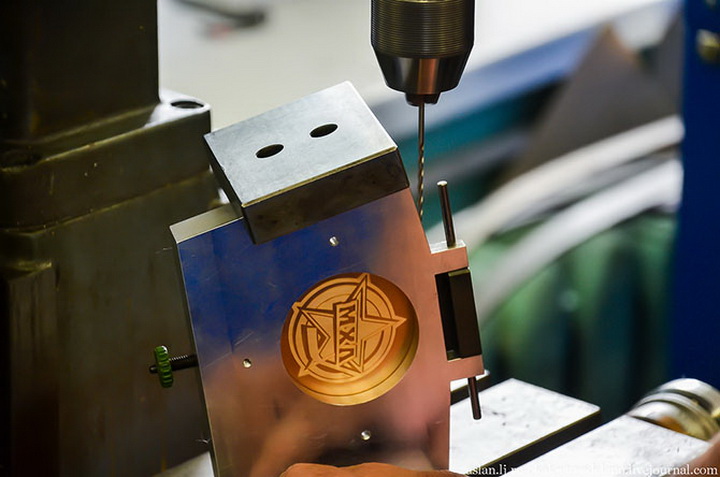 Как делают медали для чемпионов - ФОТОСЕССИЯ