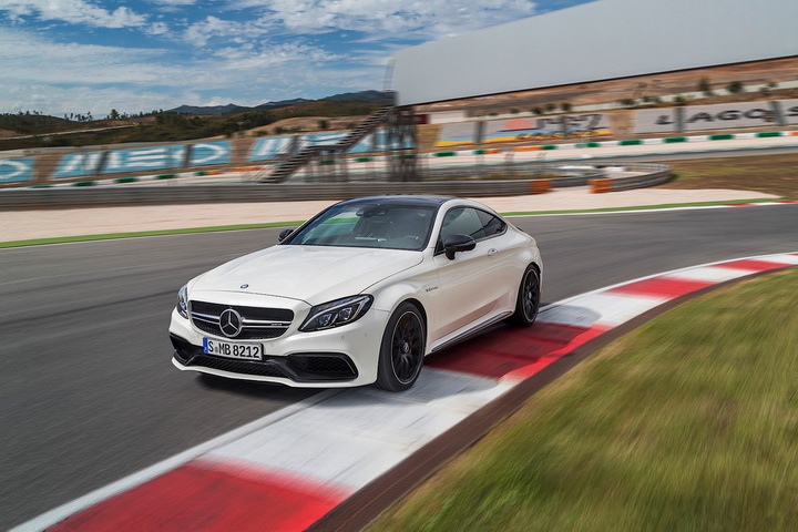 Представлено "горячее" купе Mercedes-Benz C-класса - ФОТОСЕССИЯ