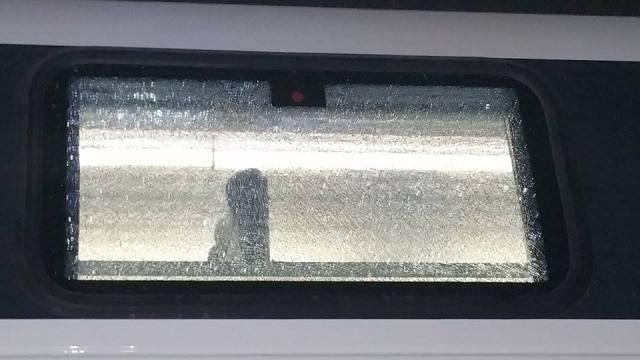 Yeni qatarın "siftəsi": şüşəsini qırdılar - FOTO