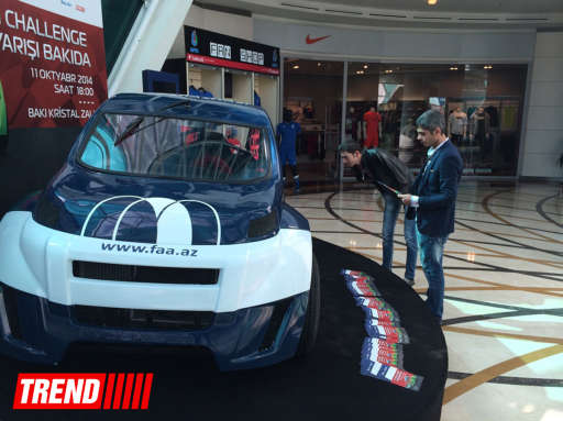 Автомобиль-участник соревнований "V1 Challenge Azerbaijan" выставлен в бакинском торговом центре - ФОТО