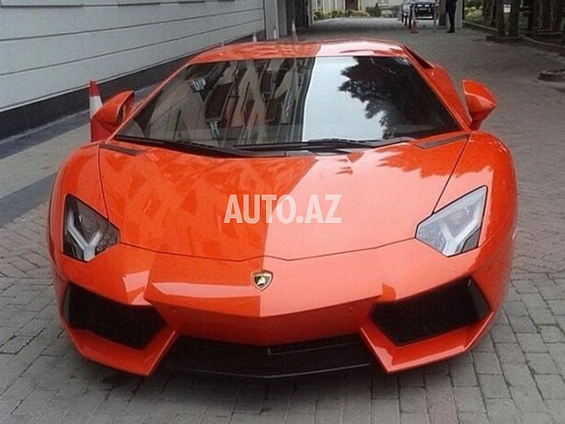 "Lamborghini" разъезжает по улицам Баку без номерных знаков - ФОТО