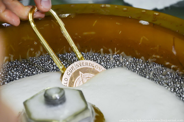 Как делают медали для чемпионов - ФОТОСЕССИЯ