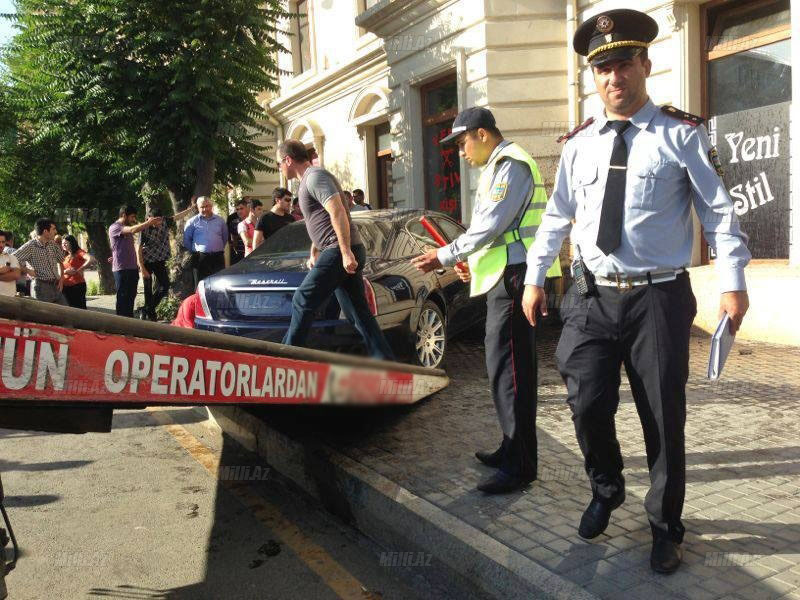 В центре Баку Maserati врезался в жилое здание – ОБНОВЛЕНО - ФОТО - ВИДЕО