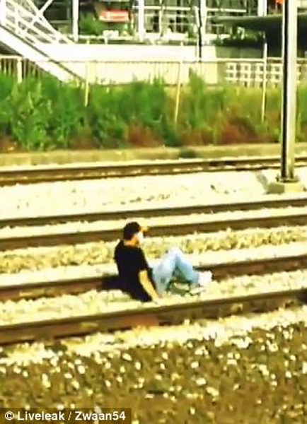 Не для слабонервных: по парню проезжает скоростной поезд – ФОТО - ВИДЕО