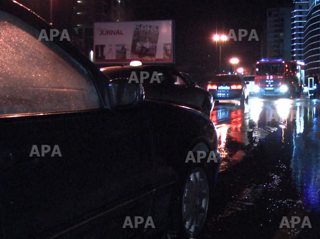 Paytaxtda "Mercedes" yandı, yolu bağladı - YENİLƏNİB - VİDEO - FOTO