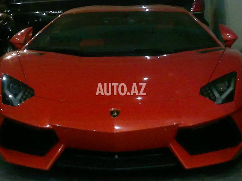 "Lamborghini" разъезжает по улицам Баку без номерных знаков - ФОТО