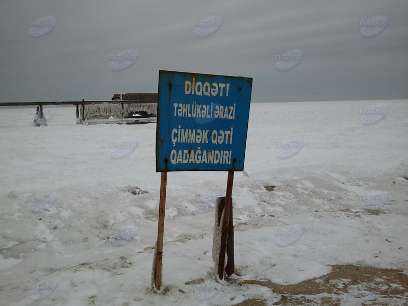 На морском побережье вблизи Новханы образовался ледник – ФОТО