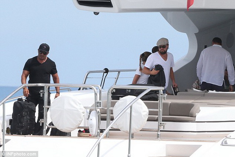 Леонардо ДиКаприо показал свои умения в каратэ на яхте - ФОТО