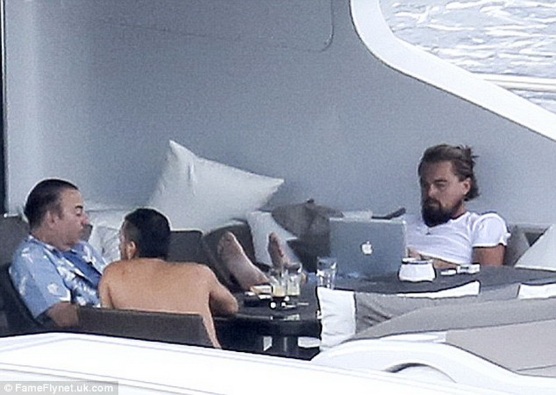 Леонардо ДиКаприо показал свои умения в каратэ на яхте - ФОТО