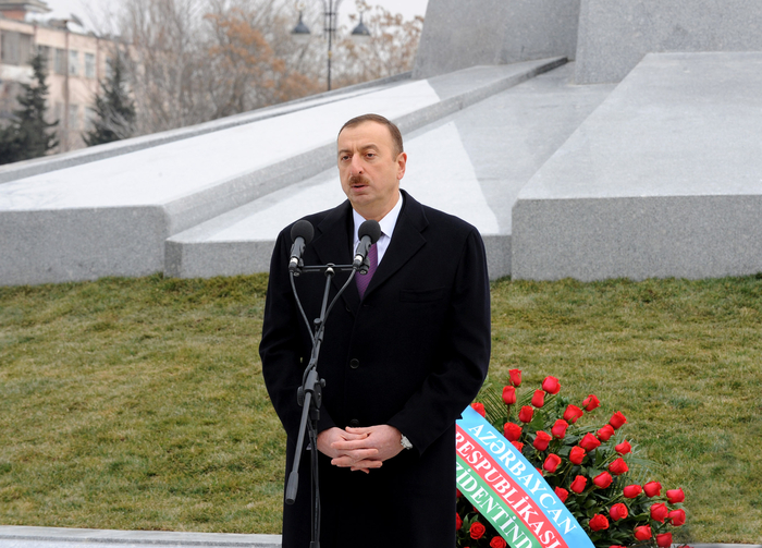 Президент Ильхам Алиев и его супруга Мехрибан Алиева приняли участие в открытии в Баку памятника Кероглу - ОБНОВЛЕНО - ФОТО