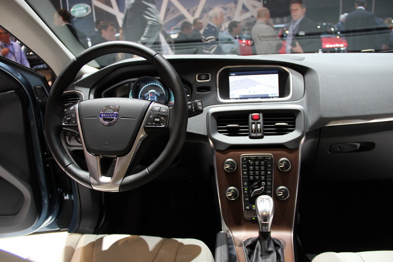 Началось производство Volvo V40 - ФОТО