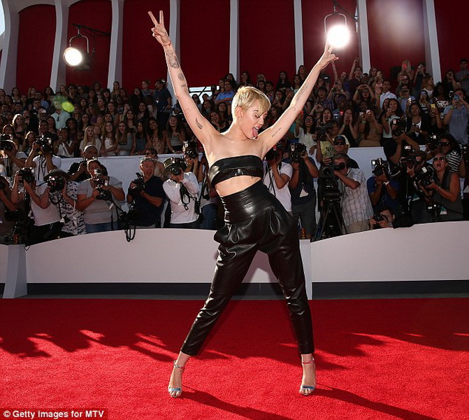 ДжейЛо, Бейонсе и все звезды на красной дорожке MTV - ФОТО