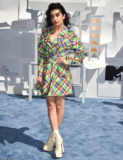 Вот на кого смотрели все на MTV Awards: откровенное мини ДжейЛо и потрясающая Скарлетт - ФОТО