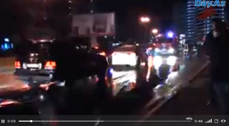 Paytaxtda "Mercedes" yandı, yolu bağladı - YENİLƏNİB - VİDEO - FOTO
