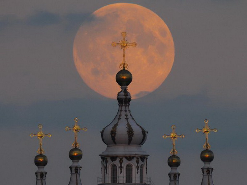 Земляне увидели самое яркое и красивое суперлуние 2014 года - ОБНОВЛЕНО - ФОТО