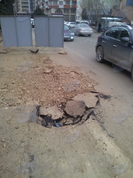 Что происходит на одной из улиц Баку - ФОТО