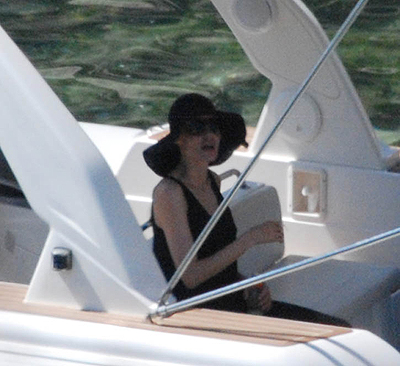 Папарацци впервые запечатлели Джоли после свадьбы - ФОТО