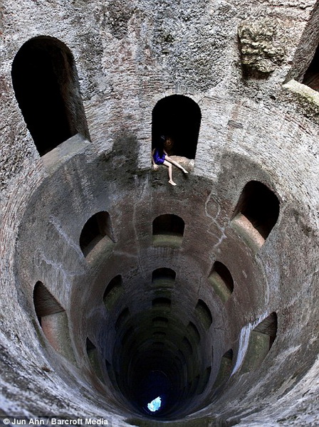 Головокружительные фотографии девушки с небоскребов - ФОТО