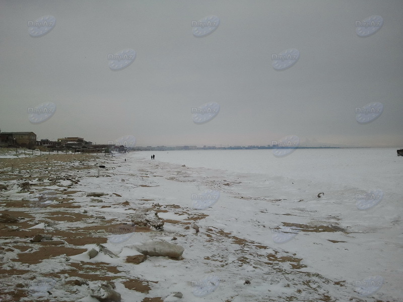 На морском побережье вблизи Новханы образовался ледник – ФОТО