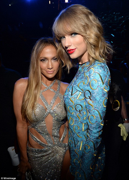 Конфузы, яркие шоу и победители церемонии MTV - ФОТО