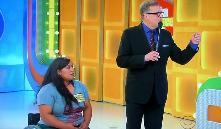 Девушку шокировал подарок, врученный ей на шоу - ФОТО - ВИДЕО