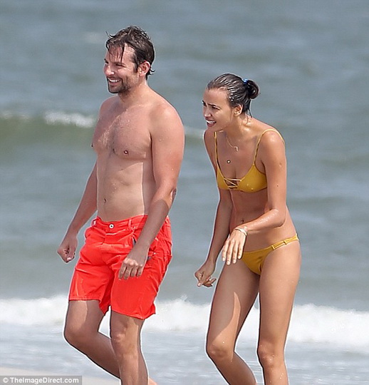 Ирина Шейк и Брэдли Купер отдались чувствам на пляже - ФОТО