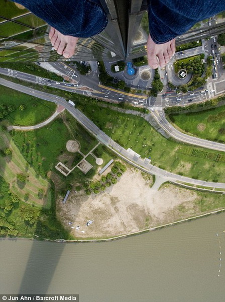 Головокружительные фотографии девушки с небоскребов - ФОТО