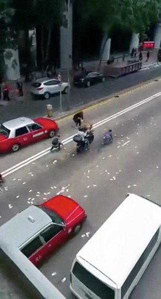 В Гонконге из фургона на шоссе высыпались 2 млн долларов - ФОТО - ВИДЕО