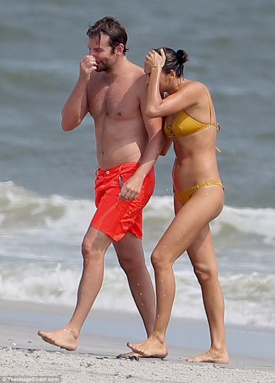 Ирина Шейк и Брэдли Купер отдались чувствам на пляже - ФОТО