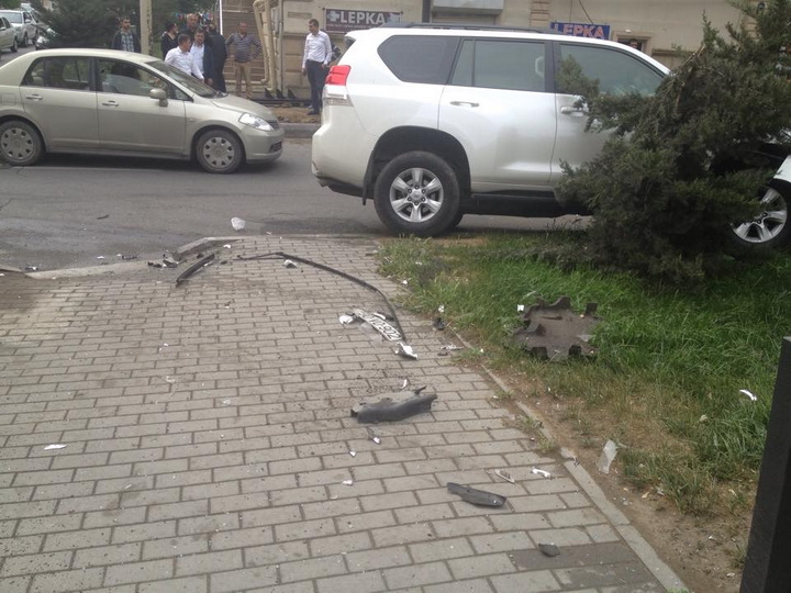 В Баку чиновничий автомобиль угодил в аварию – ФОТО