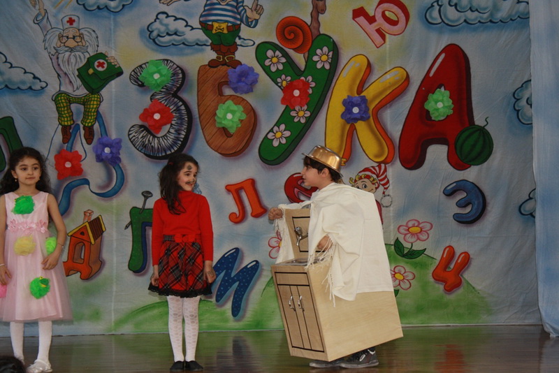 Бакинские первоклашки сыграли героев стихов Чуковского - ФОТО