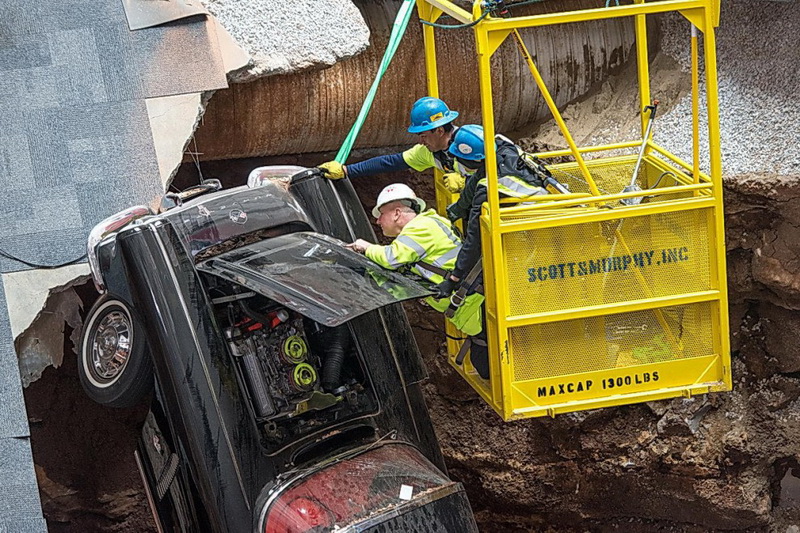 Как музейные “Шевроле” провалились под пол - ФОТОСЕССИЯ