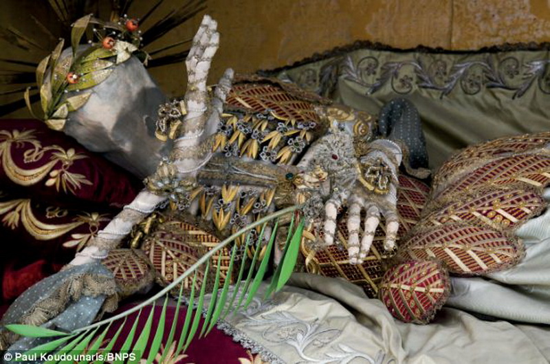 Жуткая коллекция скелетов, украшенных драгоценностями - ФОТО