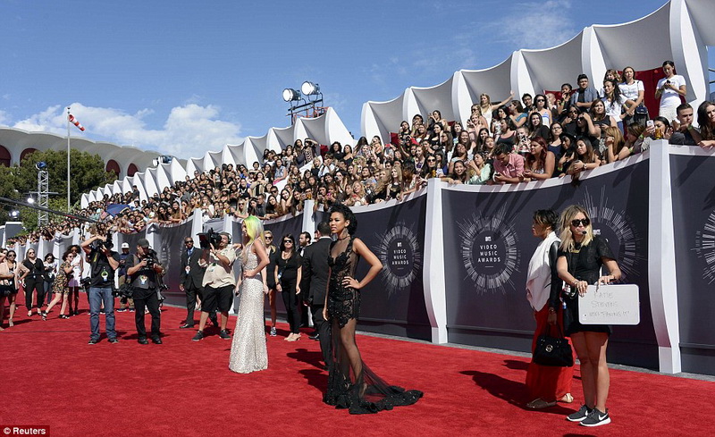 ДжейЛо, Бейонсе и все звезды на красной дорожке MTV - ФОТО