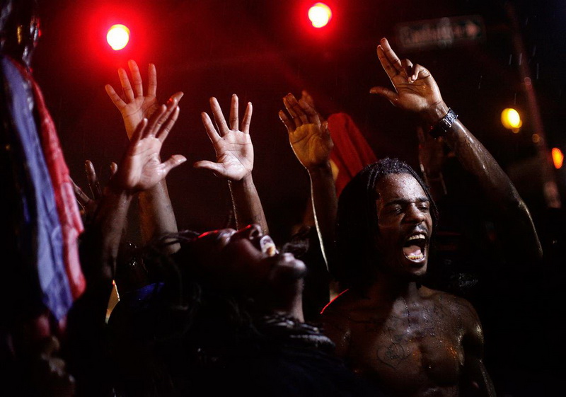 В охваченный протестами Фергюсон вводят Нацгвардию - ОБНОВЛЕНО - ФОТО - ВИДЕО