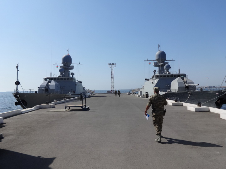 Российские военные корабли у причала Морского вокзала Баку - ФОТО