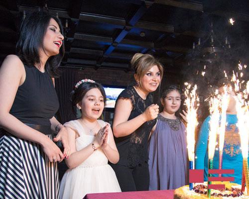 Известная телеведущая устроила себя яркий праздник - ФОТО