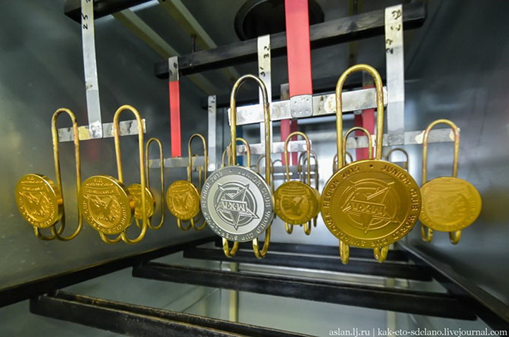 Как делают медали для чемпионов - ФОТОСЕССИЯ