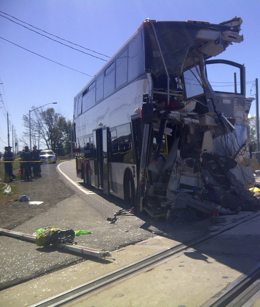 В Канаде двухэтажный автобус протаранил пассажирский поезд - ОБНОВЛЕНО - ФОТО - ВИДЕО