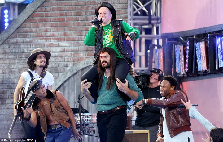 Тейлор Свифт и Никки Минаж устроили грандиозное открытие MTV VMA - ФОТО