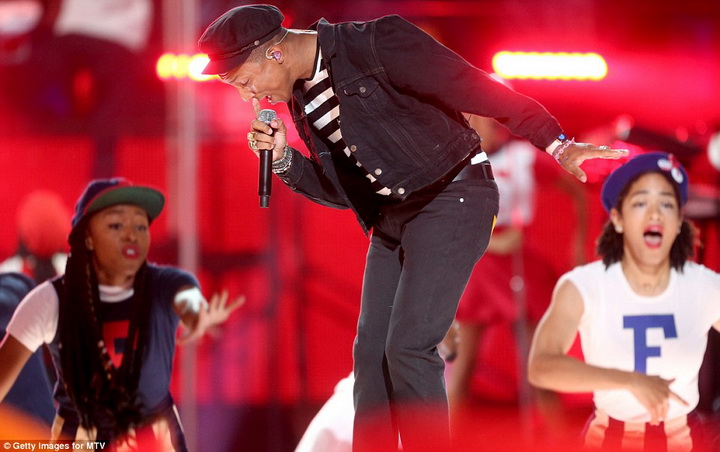 Тейлор Свифт и Никки Минаж устроили грандиозное открытие MTV VMA - ФОТО