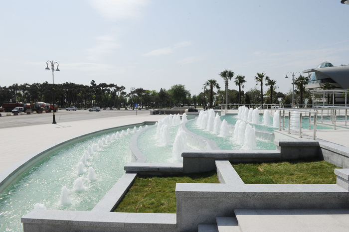 Президент Ильхам Алиев и его супруга Мехрибан Алиева ознакомились с работами, проведенными на территории ряда объектов в городе Баку - ФОТО