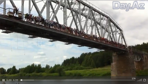 В России 135 человек одновременно прыгнули с моста - ВИДЕО