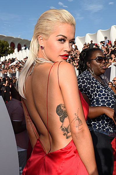 ДжейЛо, Бейонсе и все звезды на красной дорожке MTV - ФОТО